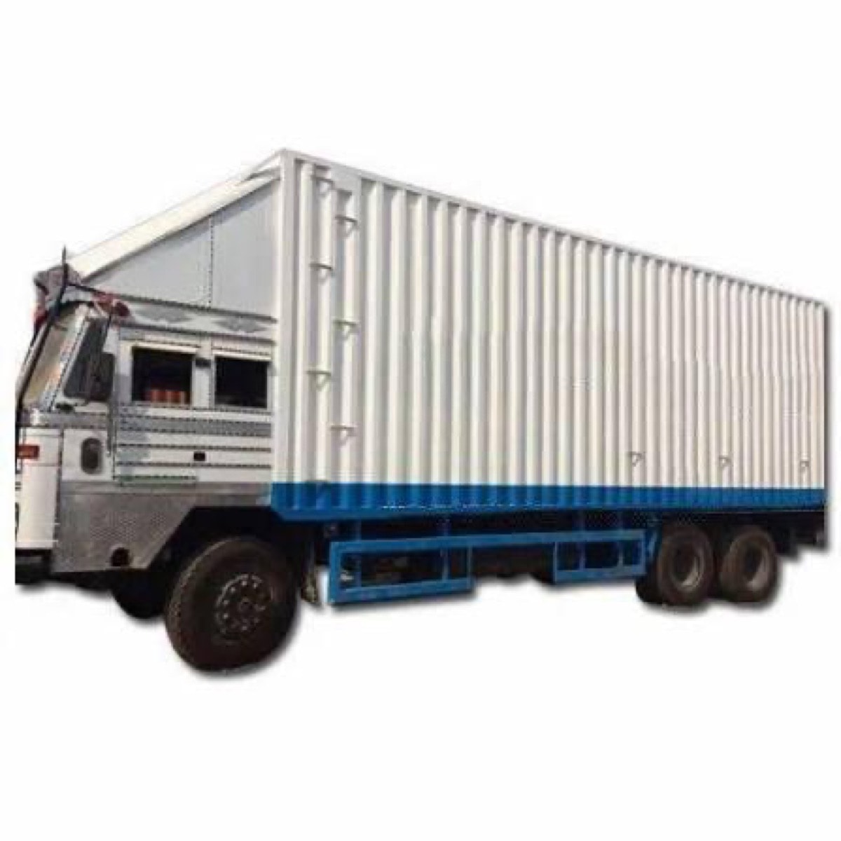 Closed truck body on chassis